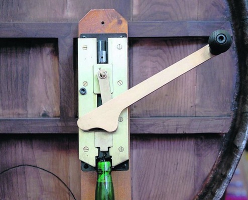 Descorchador Sidra Inoxidable Pared Madera